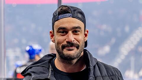 Kämpft sich zurück: Trevor Parkes, der EHC-Torjäger vom Dienst, arbeitet am Comeback. Damit er nicht nur zuschaut, sondern selbst wieder die Arena zum Ausflippen bringt.