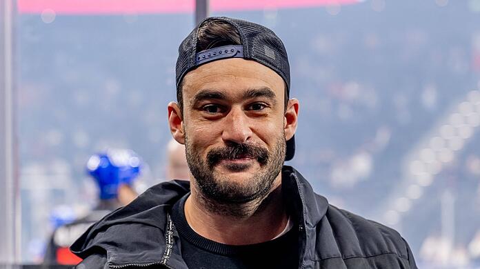 Kämpft sich zurück: Trevor Parkes, der EHC-Torjäger vom Dienst, arbeitet am Comeback. Damit er nicht nur zuschaut, sondern selbst wieder die Arena zum Ausflippen bringt.