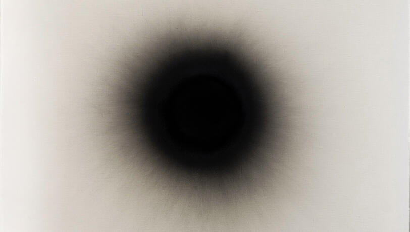 Mit einem Flammenwerfer die Leinwand traktiert - mit mmagischen Ergebnis: Otto Piene, ohne Titel (&Ouml;l und Ru&szlig; auf Leinwand, 1962).