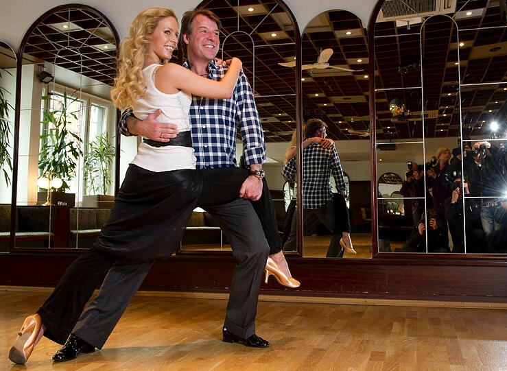 Hertels Schlager-Kollege Patrick Lindner wird von Tänzerin Isabel Edvardsson auf "Let's Dance" vorbereitet.