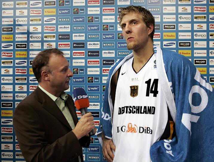 Frank Buschmann (links), Sportkommentator:
&bdquo;Ich freue mich wie ganz Deutschland auf dieses Spiel und werde es mir live im Stadion anschauen &ndash; zwar als Zaungast, aber das ist auch mal schön. Ich glaube nicht, dass es für Dortmund etwas zu erben gibt. Dortmund hat zwar eine starke Truppe, aber sie werden keine Chance haben. Bayern hat für mich die beste Bundesligamannschaft der letzten 20 Jahre und ist hochmotiviert. Ich tippe auf ein schmuckloses 2:0 für die Bayern.&ldquo;