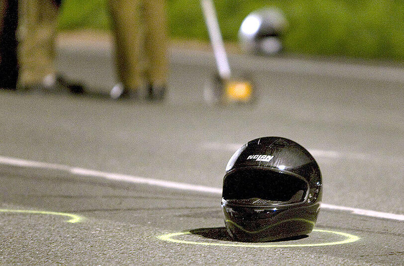 Der Motorradfahrer unterschätzte die Kurve und verlor dadurch die Kontrolle über sein Fahrzeug. Beim Sturz brach er sich das Schlüsselbein. (Archivbild)