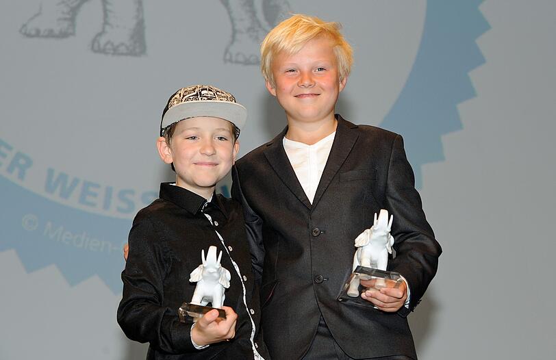 Juri Winkler und Anton Petzold freuen sich bei der Verleihung des Kinder-Medien-Preises "Der weiße Elefant". 2014 wurden die beiden für den Film "Rico Oskar und die Tieferschatten" geehrt.