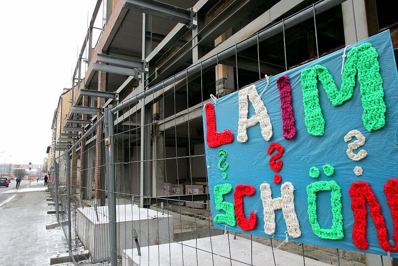 Laim ist schön? Damit es ein bisserl netter ausschaut, haben zwei Künstlerinnen gestrickte Botschaften an den Bauzaun gehängt.