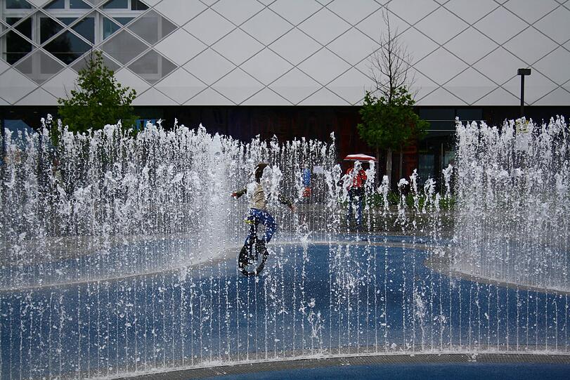 Dafür zieht der neue Brunnen auch bei Regenwetter die Kleinen an.