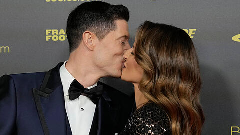 Robert Lewandowski bekommt von Ehefrau Anna ein Küsschen in Paris.