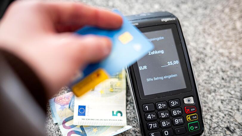 Sowohl zu Hause als auch im Ausland greift zum Bezahlen nur noch gut ein Drittel der Deutschen auf Bargeld zurück. (Symbolbild)
