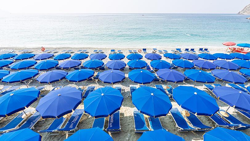 Italienische Behörden wollen die Anzahl privater Strandbäder drastisch reduzieren. Italienische Behörden wollen die Anzahl privater Strandbäder drastisch reduzieren.