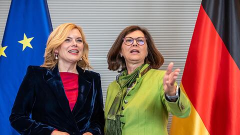 Neben Bayerns Landtagspr&auml;sidentin Ilse Aigner (CSU, rechts) wird auch Bundestagspr&auml;sidentin Julia Kl&ouml;ckner (CDU) im Kreis der Kandidatinnen genannt. (Archivbild)
