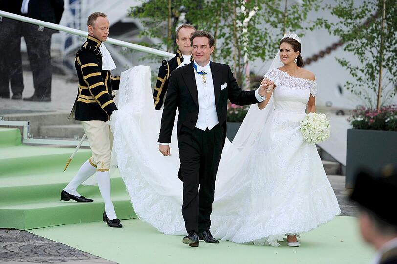 Prinzessin Madeleine und ihr Ehemann Chris O'Neill konnten nach dem Ja-Wort mit 400 Gästen im Königsschloss am Mälarsee feiern &ndash; bis in die Nacht. Die Bilder.
