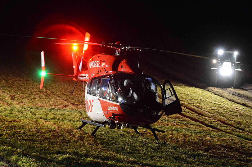 Ein 18-Jähriger ist am Mittwochabend mit seinem Motorrad gegen einen Holzstoß gekracht.