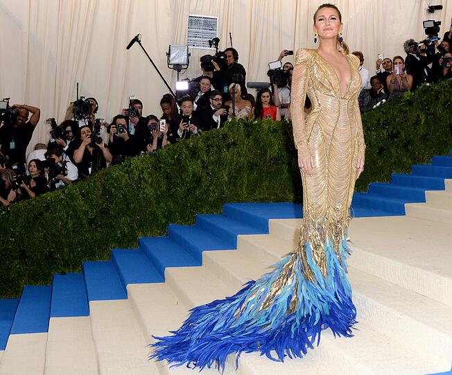 Top: Blake Liveley mit blauen Federn am Ende ihrer Versace-Robe