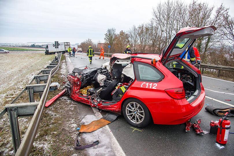 Tragischer Unfall bei Marktsteft im Landkreis Kitzingen: Ein Feuerwehrmann verunglückt auf der Rückfahrt von einem Einsatz.