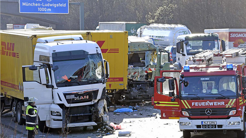 Drei Lkw waren auf der A99 zusammengestoßen. Die Bilder vom Unfallort.