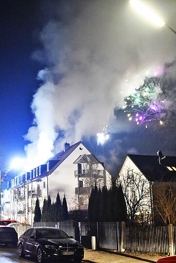 Ein Feuer auf einem Balkon setzte in Perlach einen ganzen Dachstuhl in Brand. Die Bilder von den Löscharbeiten.