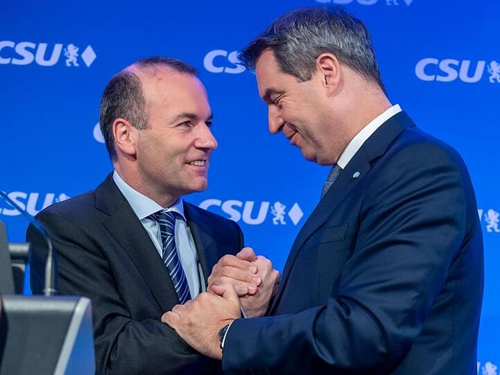 Manfred Weber (l, CSU), Spitzenkandidat der EVP, und Markus Söder, bayerischer Ministerpräsident. Foto: Peter Kneffel/Archivbild