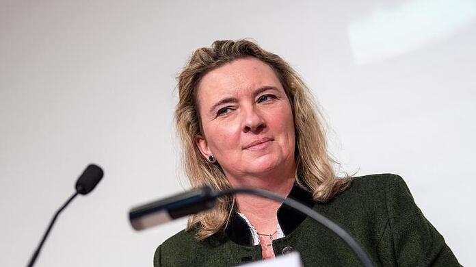 Kerstin Schreyer (CSU), Verkehrsministerin von Bayern, spricht.
