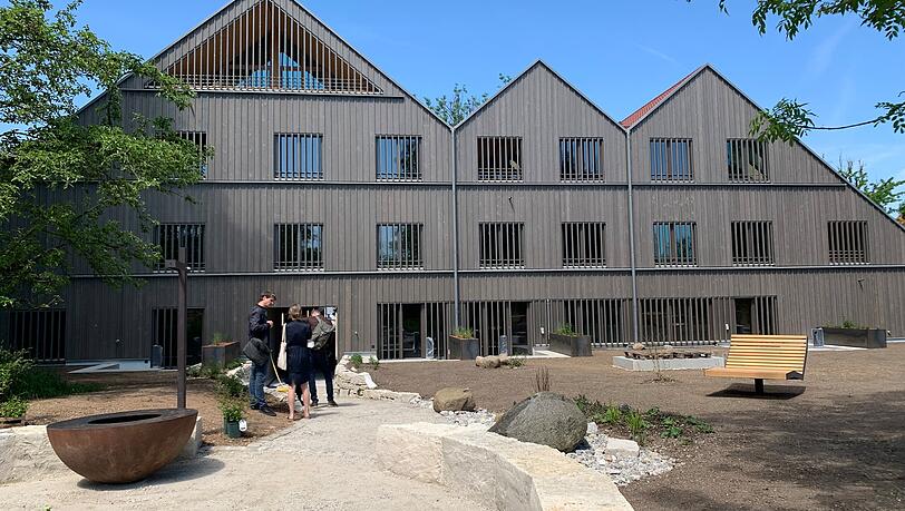 Die Neubauten mit Eigentumswohnungen von der Gartenseite. Die Neubauten mit Eigentumswohnungen von der Gartenseite.