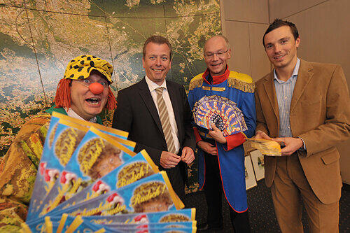 Nürnbergs OB Ulrich Maly freut sich über die 200 Freikarten, die ihm Clown Volker Heißmann und Zirkus-Direktor Martin Rassau zusammen mit AZ-Redaktionsleiter Andreas Hock (r.) gestern im Rathaus übergaben. Maly will sie Kindern aus der Stadt schenken.