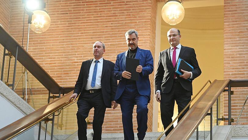 Ihr Doppelhaushalt ist im Kasten (v.l.): Wirtschaftsminister Hubert Aiwanger (Freie Wähler) , Markus Söder und Albert Füracker (beide CSU) am Dienstag im Prinz-Carl-Palais in München.
