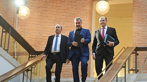 Ihr Doppelhaushalt ist im Kasten (v.l.): Wirtschaftsminister Hubert Aiwanger (Freie Wähler) , Markus Söder und Albert Füracker (beide CSU) am Dienstag im Prinz-Carl-Palais in München.