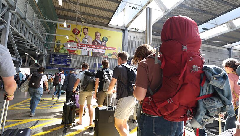 Gedränge an Gleis 24: Trotz Baustelle brummt der Hauptbahnhof. Gedränge an Gleis 24: Trotz Baustelle brummt der Hauptbahnhof.