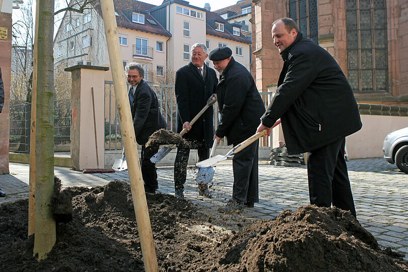 Christian Vogel (r.) spendet 2500 Euro aus der SPD-Fraktionskasse für den neuen Baum. Vize Lorenz Gradl, Bürgermeister Horst Förther und Richard Würffel (v.l.) schaufeln mit.