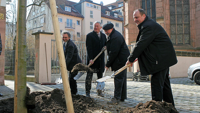 Christian Vogel (r.) spendet 2500 Euro aus der SPD-Fraktionskasse für den neuen Baum. Vize Lorenz Gradl, Bürgermeister Horst Förther und Richard Würffel (v.l.) schaufeln mit. Christian Vogel (r.) spendet 2500 Euro aus der SPD-Fraktionskasse für den neuen Baum. Vize Lorenz Gradl, Bürgermeister Horst Förther und Richard Würffel (v.l.) schaufeln mit.