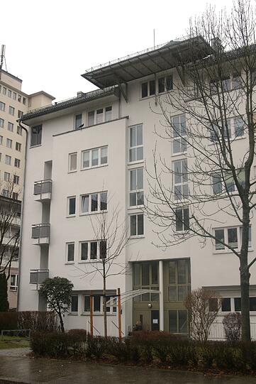 Über zwei Wochen lang hatte es keine heiße Spur gegeben, auch eine detaillierte Spurensuche am Tatort war zunächst erfolglos geblieben. DNA-Material führte die Polizei schließlich zum 18-jährigen, mutmaßlichen Täter.