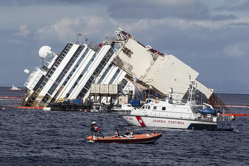 Der Bergungseinsatz am havarierten 
Kreuzfahrtschiff &bdquo;Costa Concordia&ldquo; hat sich am Montag deutlich 
verzögert. Die Aufrichtung des Schiffs vor der italienischen Insel 
Giglio werde voraussichtlich erst am Dienstag im Morgengrauen 
abgeschlossen sein. Die Bilder!