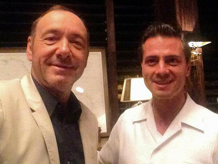 Dieses Selfie mit dem mexikanischen Präsidenten Nieto (r.) bringt Spacey Ärger ein
