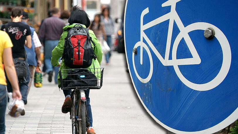 An der Lindwurmstraße gibt’s zwar einen Asphaltstreifen für Radler. Aber die Situation ist viel zu eng. Immer wieder gibt es deshalb Unfälle, in die Radler und Fußgänger verwickelt sind. An der Lindwurmstraße gibt’s zwar einen Asphaltstreifen für Radler. Aber die Situation ist viel zu eng. Immer wieder gibt es deshalb Unfälle, in die Radler und Fußgänger verwickelt sind.