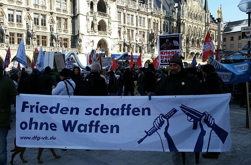 Unter dem Motto «Kein Frieden mit der NATO» demonstrierten am Samstag knapp 2000 Menschen gegen die Siko.