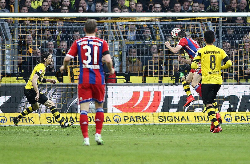 4. April: Die Bayern kommen am 27. Spieltag beim 1:0 in Dortmund mit einer kämpferisch überzeugenden Leistung zurück. Der überragende Lewandowski trifft an alter Wirkungsstätte, verkneift sich aber übermäßigen Jubel. Thiago gibt nach 371 Tagen ein emotionales Comeback. Für Guardiola ist es im 61. Bundesliga-Spiel der 50. Sieg - so früh schaffte keiner zuvor diese Marke.