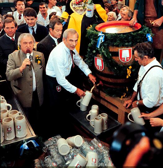 Ozapft is! Der OB beim Anzapfen im Schottenhamel in den 80er Jahren.