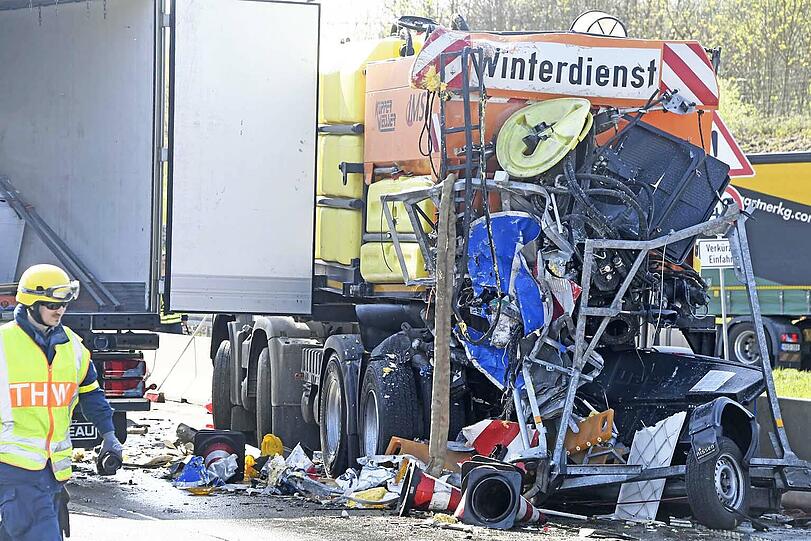 Der auf der Baustelle abgestellte Lkw mit Absicherungs-Anhänger.