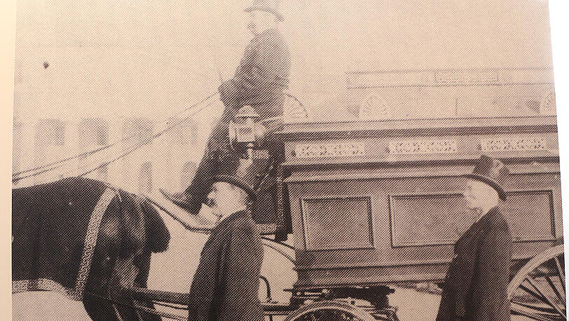 Das gab es nicht immer: Ein Leichenfuhrwerk im Jahr 1907.