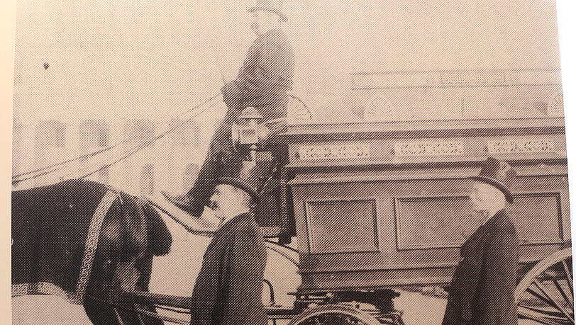 Das gab es nicht immer: Ein Leichenfuhrwerk im Jahr 1907. Das gab es nicht immer: Ein Leichenfuhrwerk im Jahr 1907.