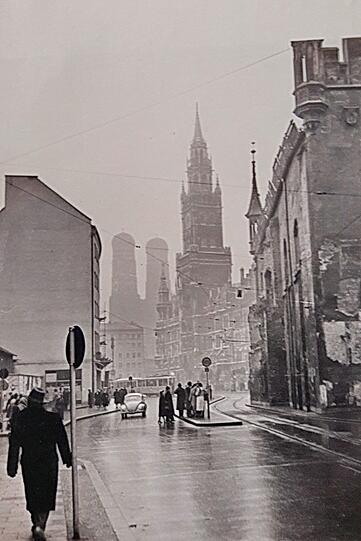 Ruinös: Blick auf den Marienplatz 1952 mit Altem Rathaus (ohne Turm), Baracken (l.) und noch ohne Donisl (hinten).