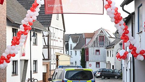Volkmarsen am Tag danach: Girlanden mit Luftballons erinnern an den Karnevalsumzug, der fröhlich begann und dann mit fast 60 Verletzten endete.