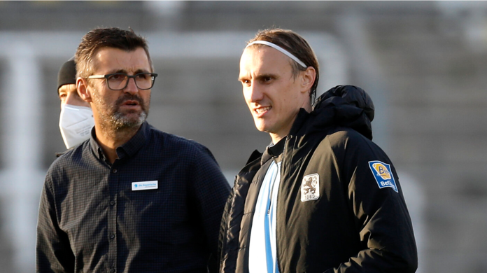 Löwen-Trainer Michael Köllner nach der Partie gegen Duisburg im Gespräch mit Stürmer Martin Pusic.