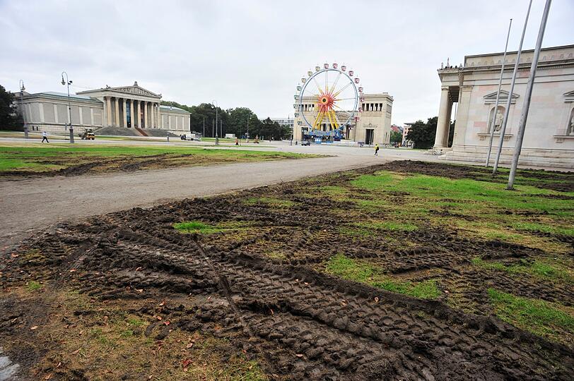 Matschig und zerfahren - so hat die Automesse den Königsplatz hinterlassen.