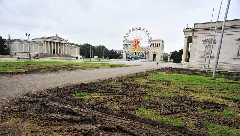 Matschig und zerfahren - so hat die Automesse den Königsplatz hinterlassen. Matschig und zerfahren - so hat die Automesse den Königsplatz hinterlassen.