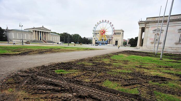Matschig und zerfahren - so hat die Automesse den Königsplatz hinterlassen.