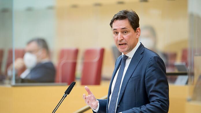 Georg Eisenreich spricht bei der Plenarsitzung im Bayerischen Landtag.