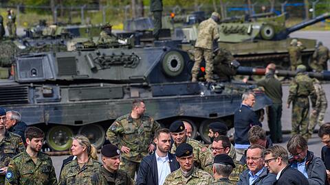 Bundesverteidigungsminister Boris Pistorius (3.v.r) und sein dänischer Amtskollege Troels Lund Poulsen (2.v.r) sprechen mit Bundeswehrsoldaten.