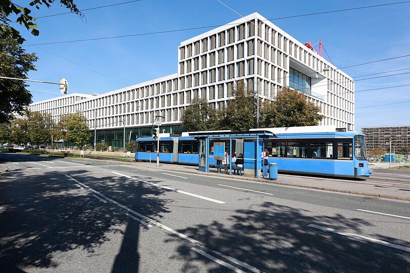 Das neue, wirklich riesige Justizzentrum an der Dachauer Straße, Ecke Leonrodplatz. Außen ist es schon fertig.