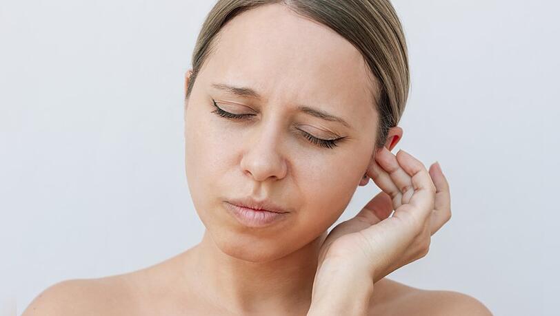 Ohrenschmerzen nach dem Baden? Dahinter könnte Schwimmbad-Otitis stecken.