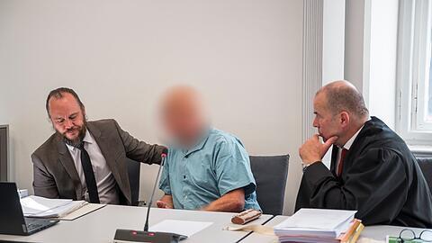 Die Verteidiger des Mannes, Christian Barthelmes (l.) und Thomas Drehsen (r.), hatten für den 74-Jährigen einen Freispruch aus Mangel an Beweisen gefordert. (Archivbild)