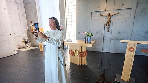 Schwester Ursula postet auch Videos auf Instagram.